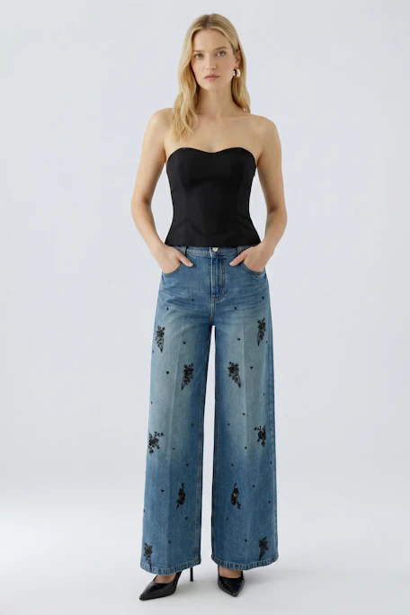 Jeans Wide Leg: Weite Damenjeans mit floralem Muster, ideal für einen lässigen Look.