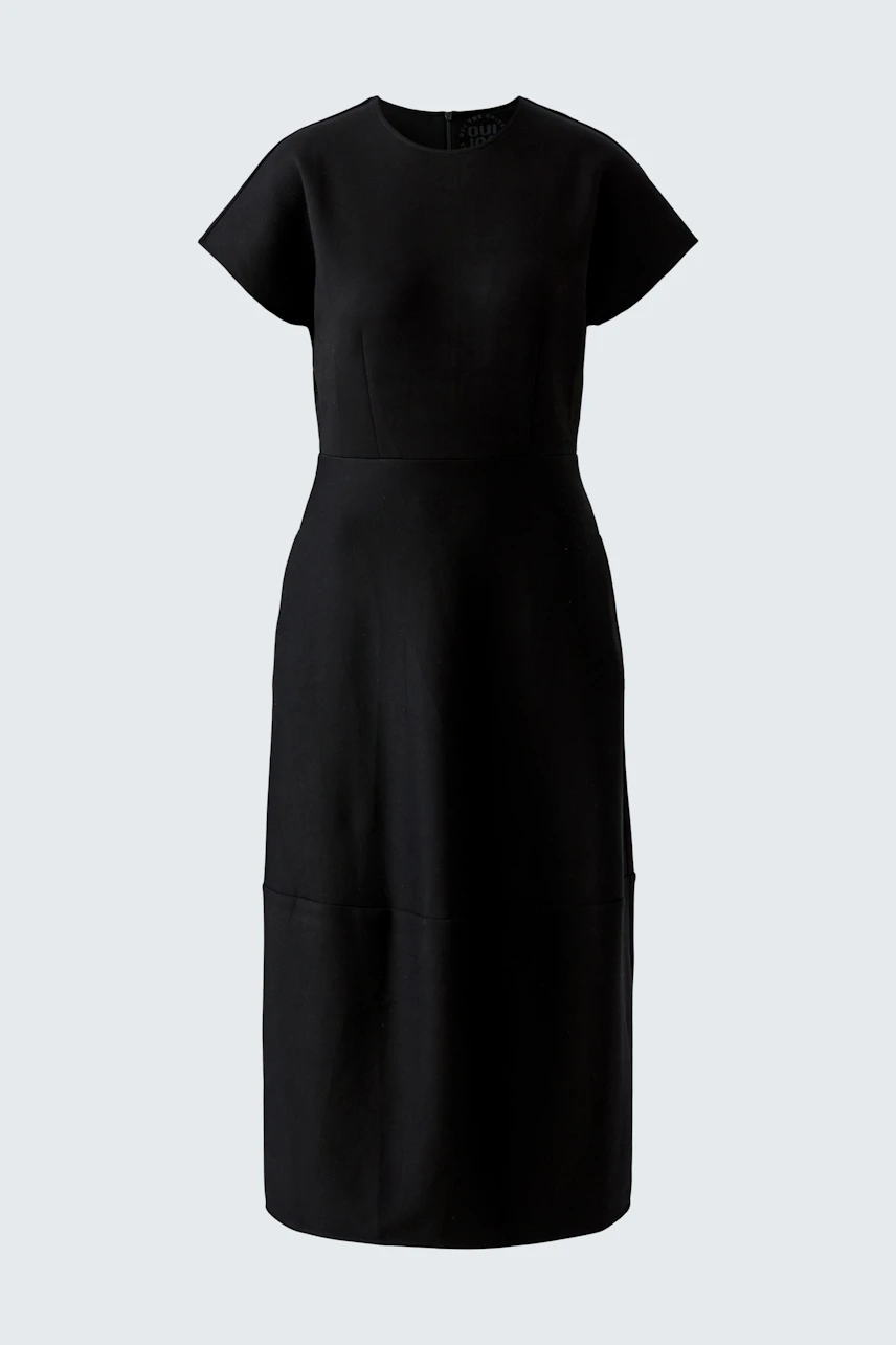 Schlichtes Damen-Kleid: Schwarzes, ärmelloses Kleid mit geradem Schnitt, ideal für vielseitige Anlässe.
