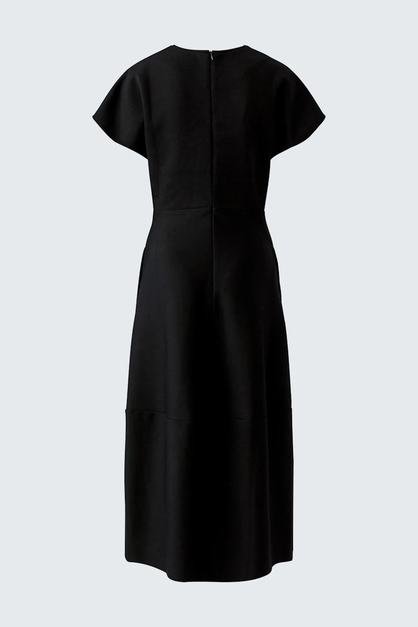 Schlichtes Damen-Kleid: Schwarzes, ärmelloses Kleid mit geradem Schnitt und Reißverschluss hinten.
