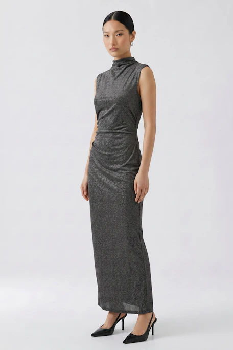Sleeveless black dress: Simple, long black dress with a high neckline, perfect for versatile styling.