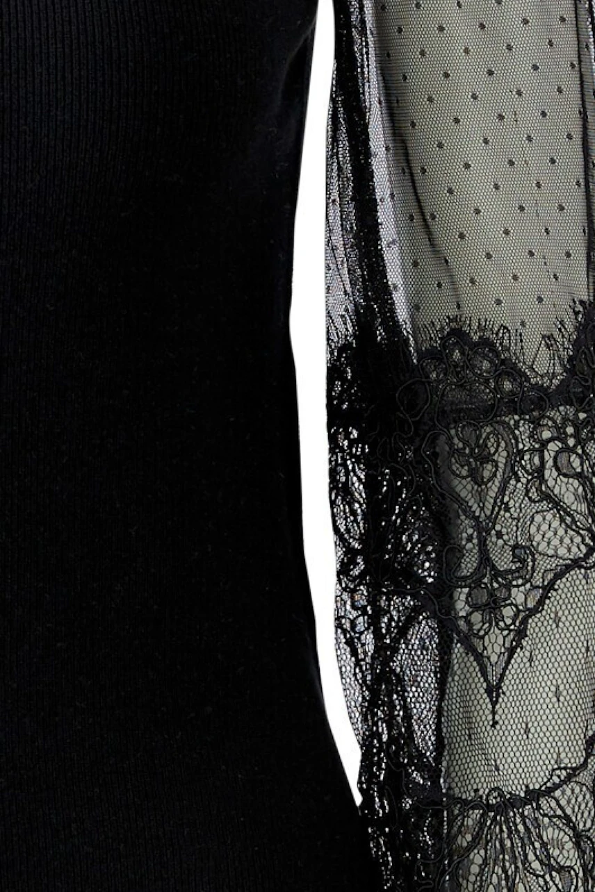 Schwarzer Damen-Pullover mit transparentem Spitzenärmel für einen stilvollen Look.