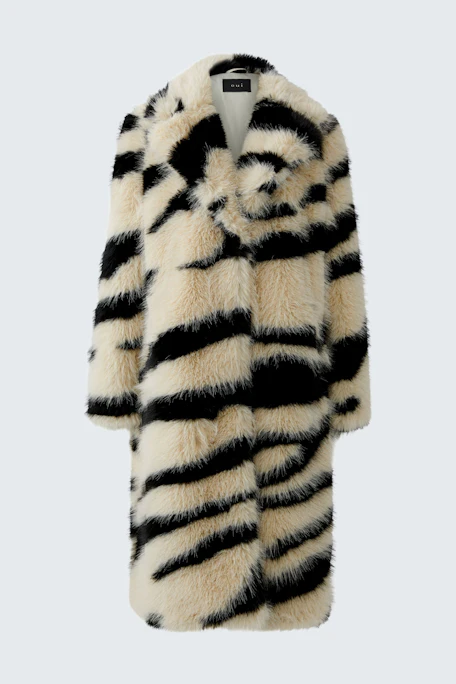 Stylischer Wintermantel: Langer Mantel mit auffälligem Streifenmuster in Schwarz und Beige, ohne Model.