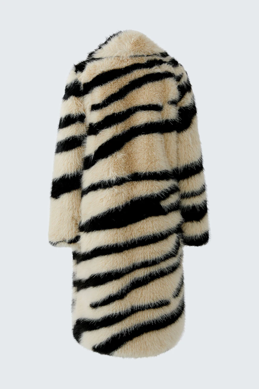 Stylischer Wintermantel: Langer Mantel mit auffälligem Zebra-Muster, ideal für kalte Tage.
