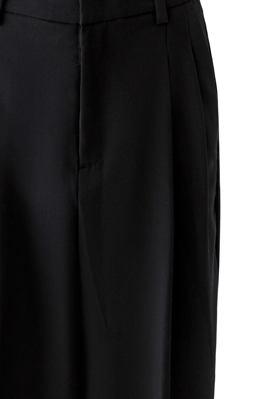 Schwarze Bundfaltenhose: Klassisches Design, ideal für vielseitige Kombinationen im Alltag.