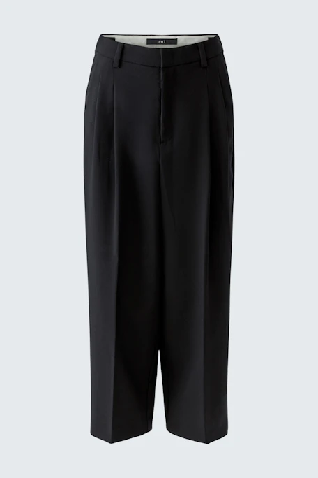 Black pleated trousers: Classic design with wide legs, perfect for versatile styling.