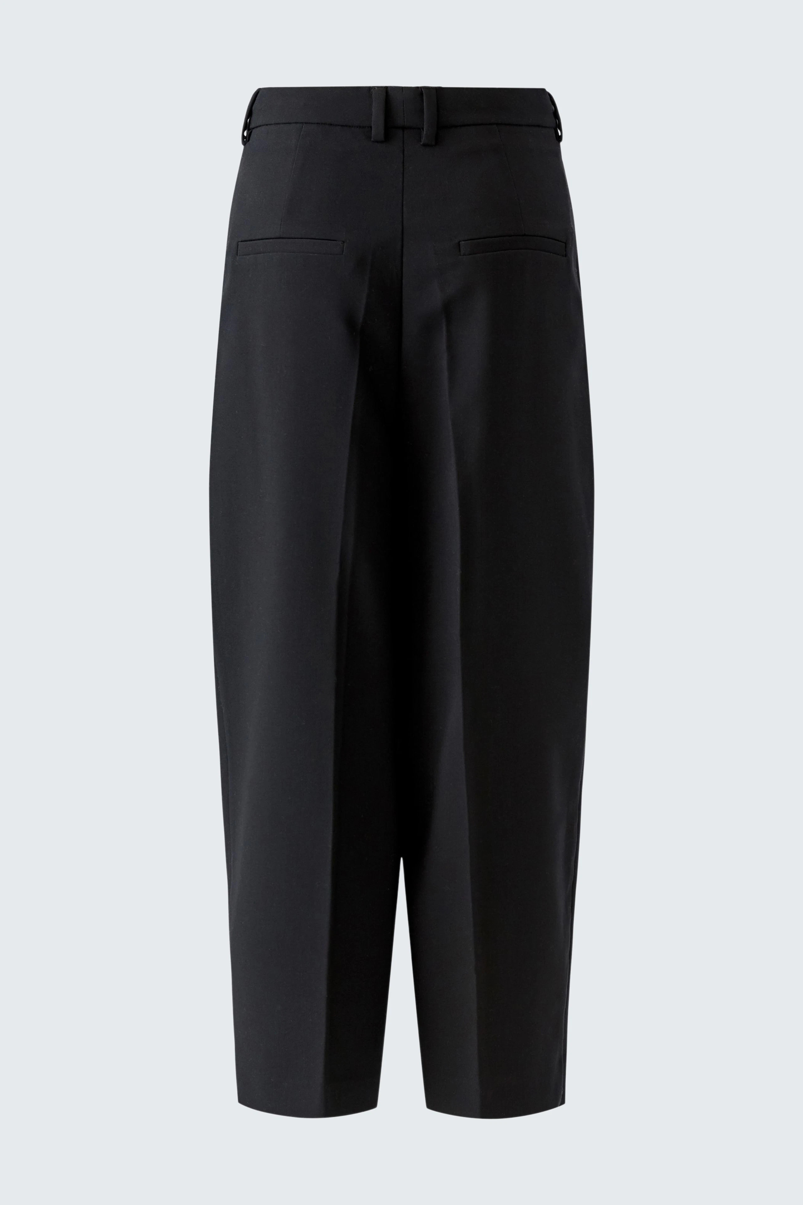 Schwarze Bundfaltenhose: Klassischer Schnitt, vielseitig kombinierbar, ideal für Büro und Freizeit.