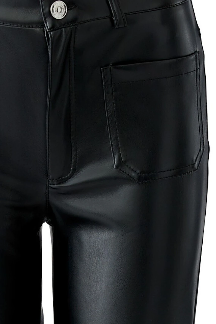 Schwarze Lederimitathose: Detailaufnahme der Vorderseite mit Taschen und Knopfverschluss.