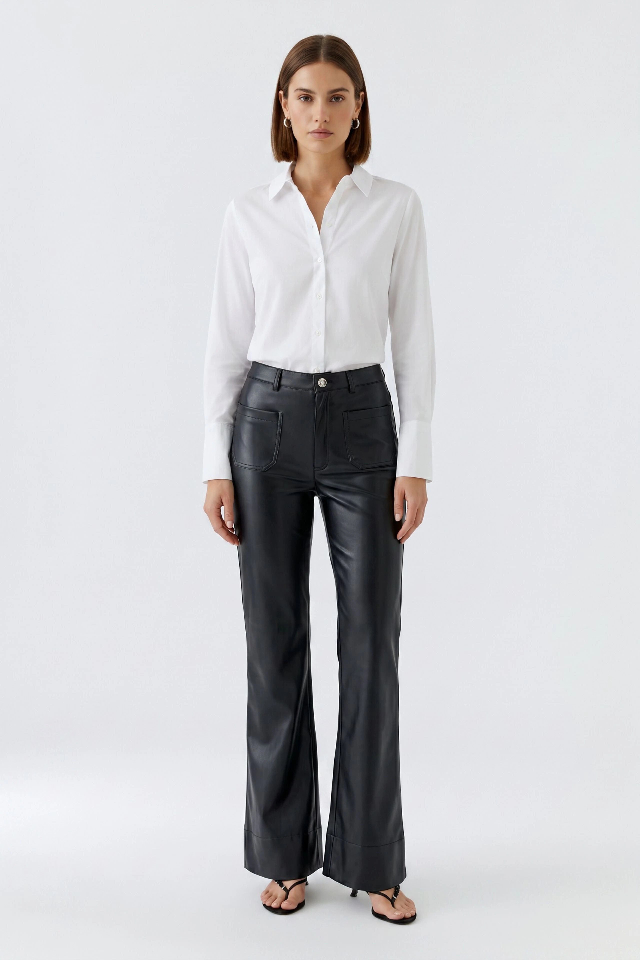 Schwarze Lederimitathose: Zeitloses Design, gerade geschnitten, ideal für vielseitige Outfits.