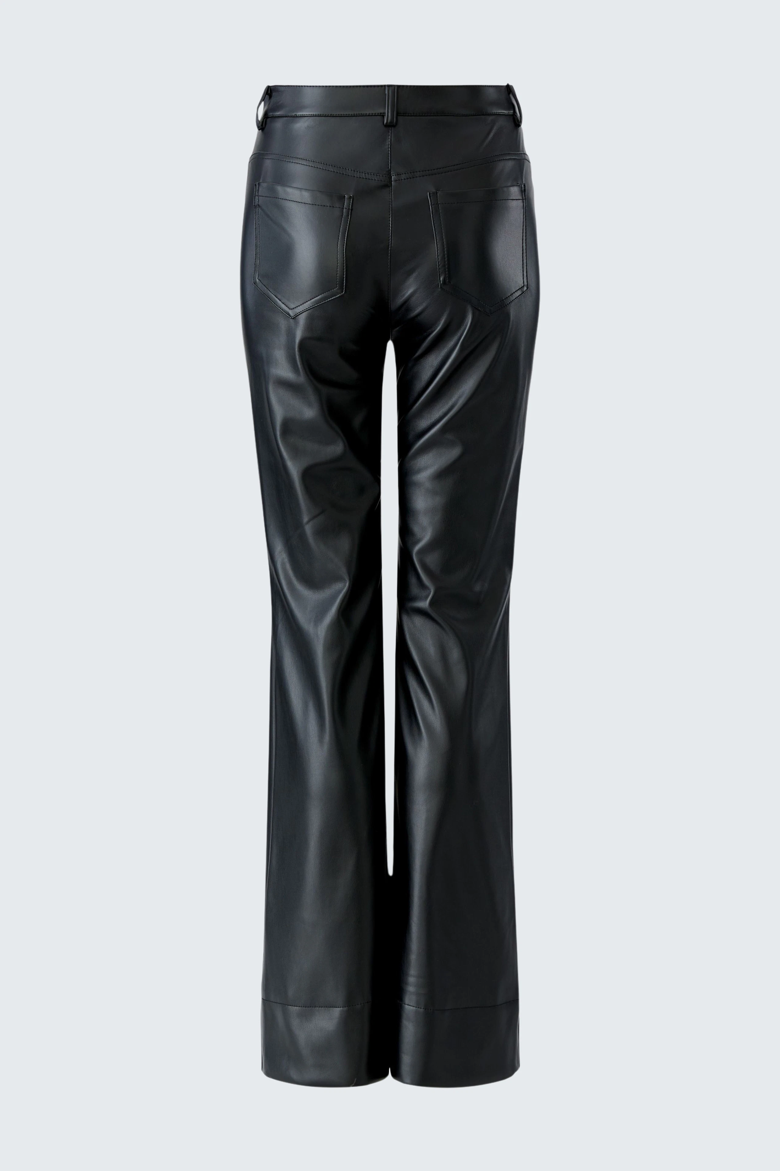 Lederimitathose: Schwarze Hose aus Lederimitat, figurbetont geschnitten, ohne sichtbares Model.