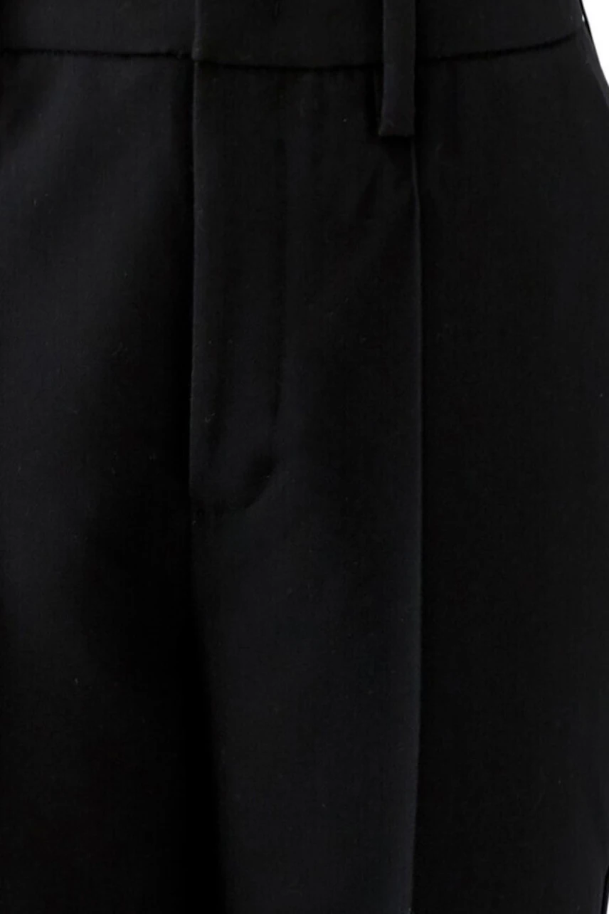 Schwarze Stoffhose: Detailansicht der Hose ohne Model, schlichtes Design, ideal für vielseitige Outfits.