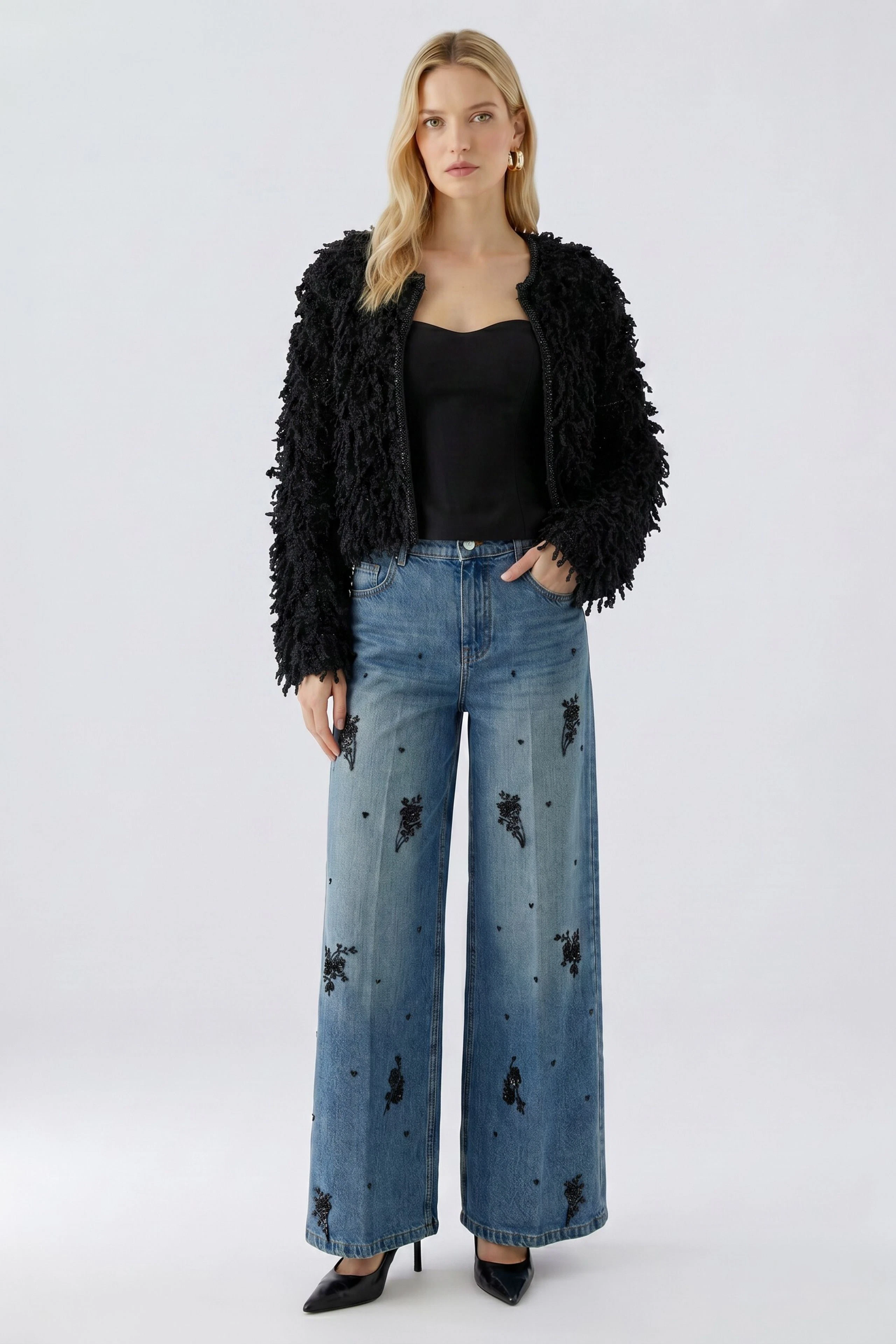 Schwarze Strickjacke mit flauschiger Textur, ohne Model. Ideal für einen lässigen Look.