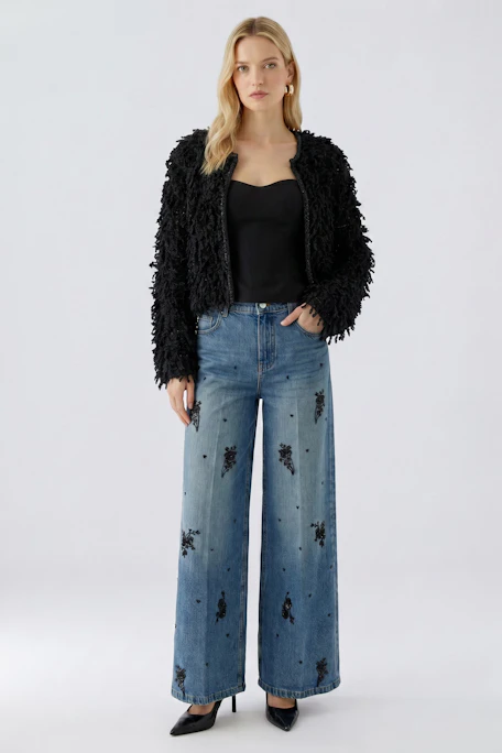 Schwarze Strickjacke mit flauschiger Textur, ohne Model. Ideal für einen lässigen Look.
