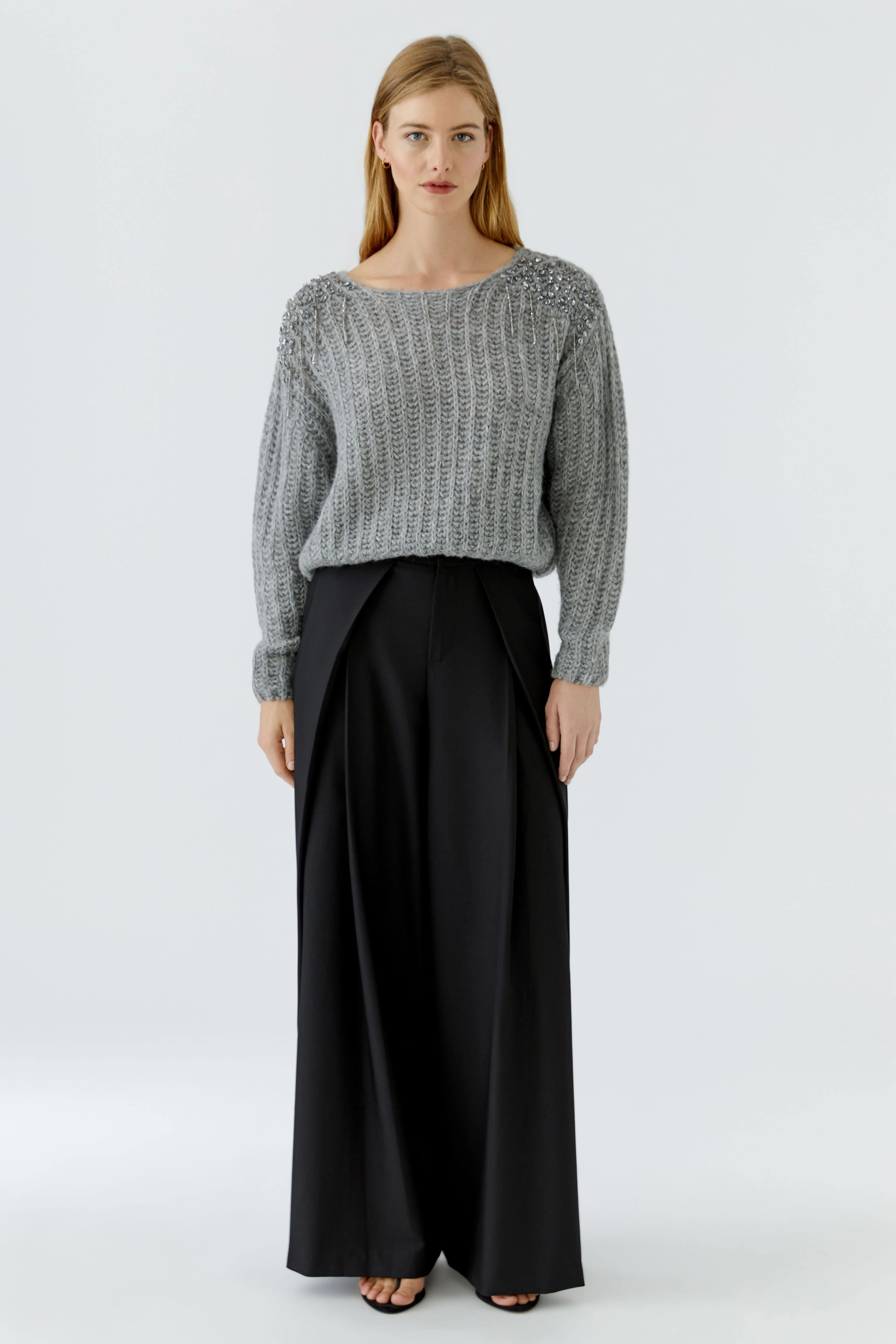 Grauer Damen-Pullover: Weicher Strickpullover mit lockerer Passform, ideal für kühle Tage.