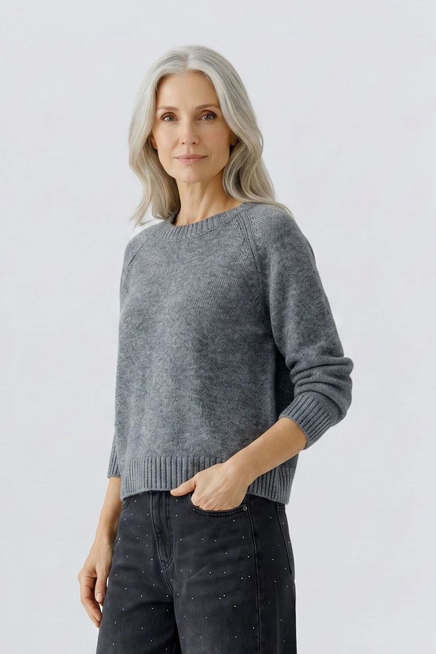 Grauer Damen-Pullover: Frau im gemütlichen Strickpullover mit langen Ärmeln und lässiger Passform.