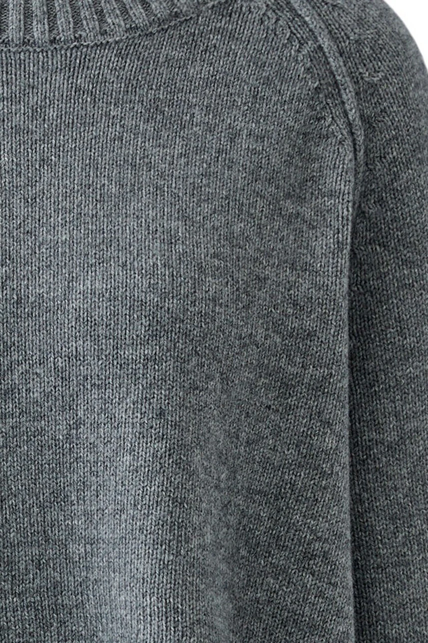 Grauer Damen-Pullover: Nahaufnahme des schlichten Strickpullovers ohne Model, ideal für den Alltag.