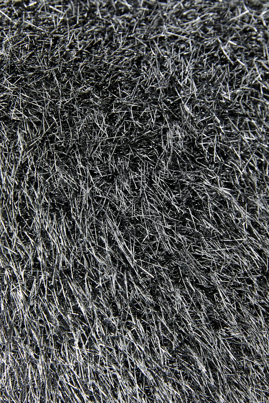 Grauer Damen-Pullover: Strukturierter Stoff in Nahaufnahme, zeigt feine Details und Textur.