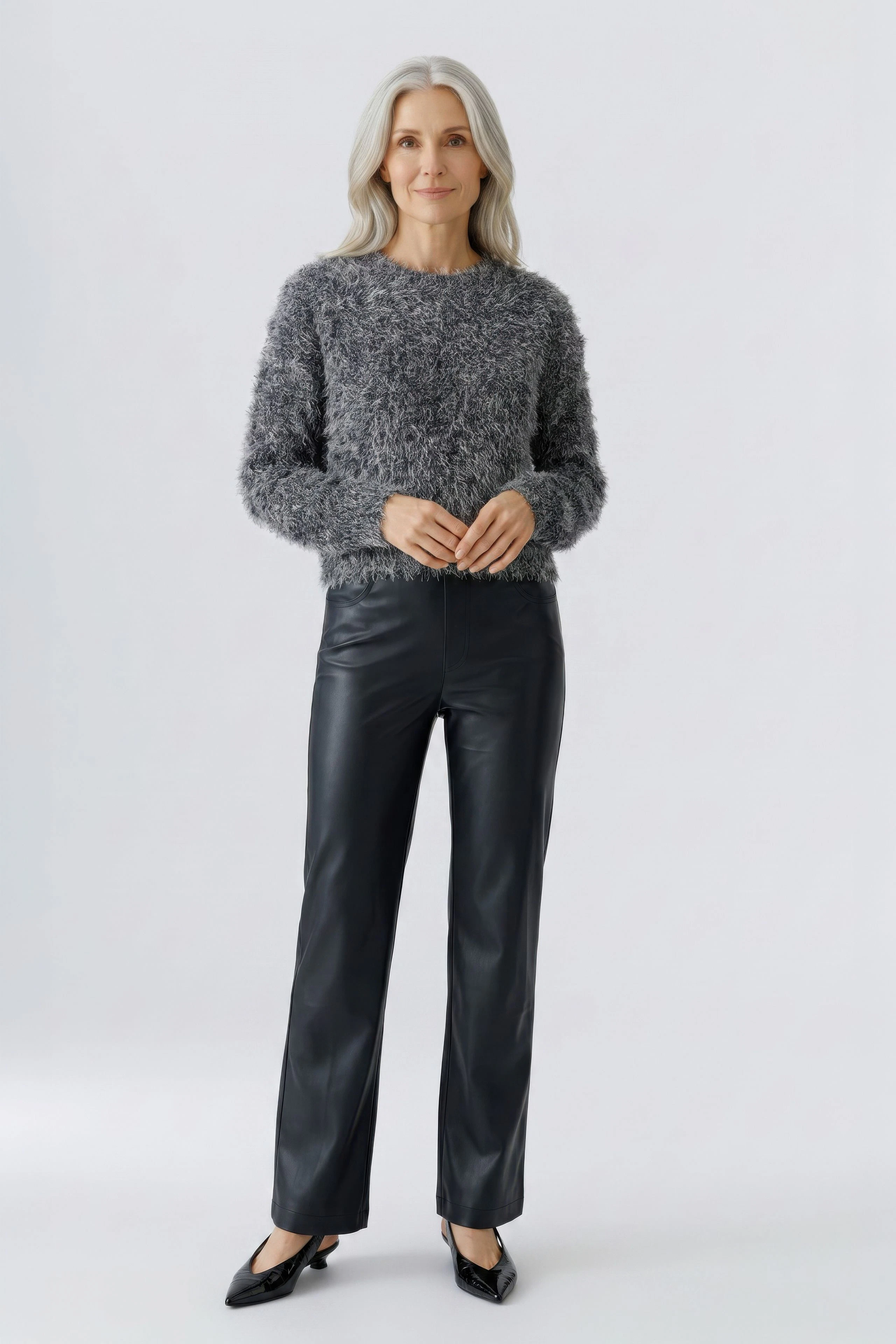 Grauer Damen-Pullover: Flauschiger Strickpullover ohne Model, ideal für gemütliche Tage.