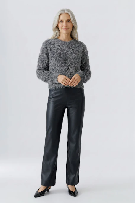 Grauer Damen-Pullover: Flauschiger Strickpullover ohne Model, ideal für gemütliche Tage.