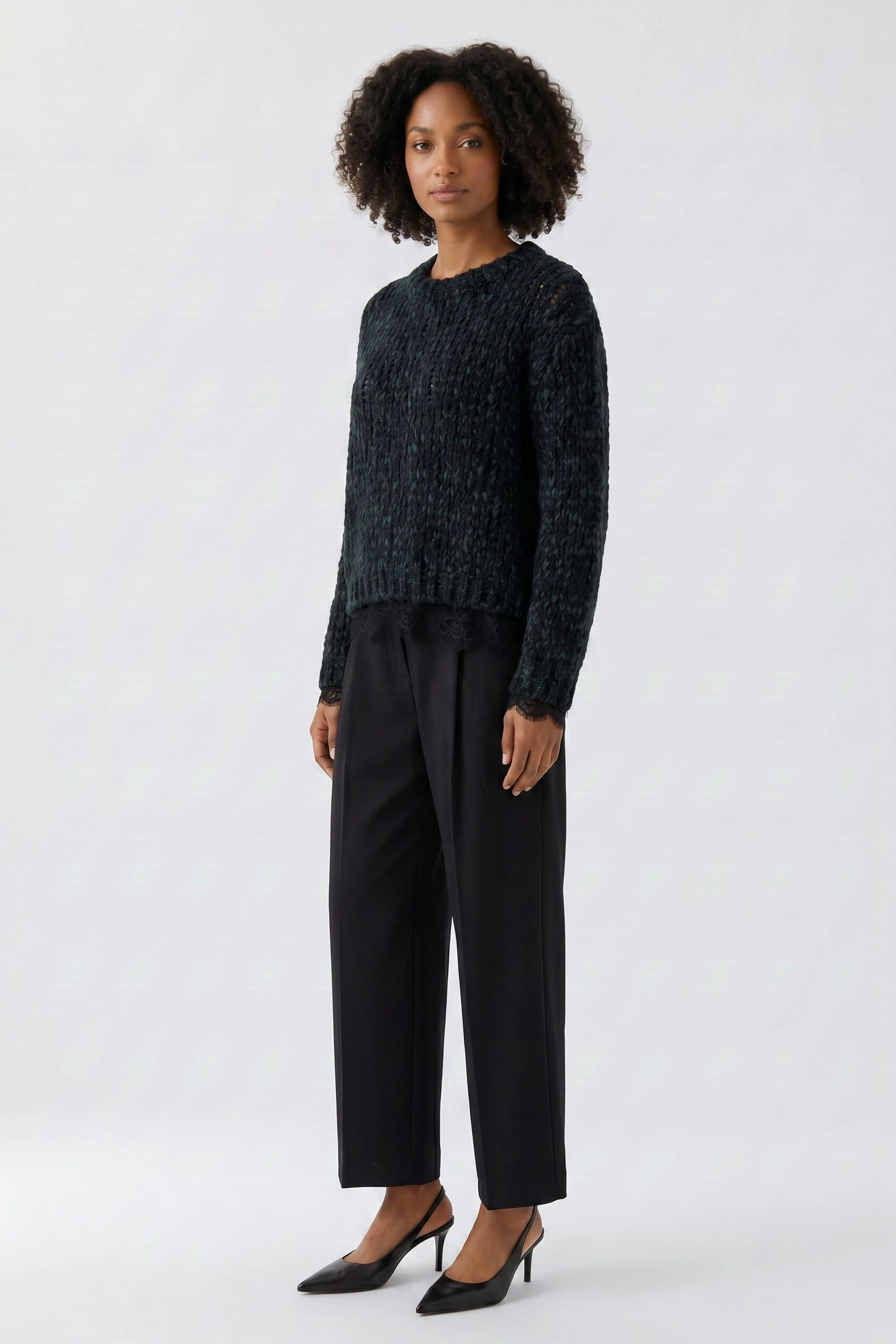 Gemütlicher Damen-Pullover: Dunkler Strickpullover ohne Model, ideal für kühle Tage.