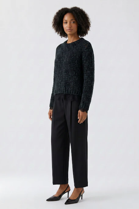Cozy women's pullover: Dark knit pullover with a relaxed fit, perfect for casual comfort.