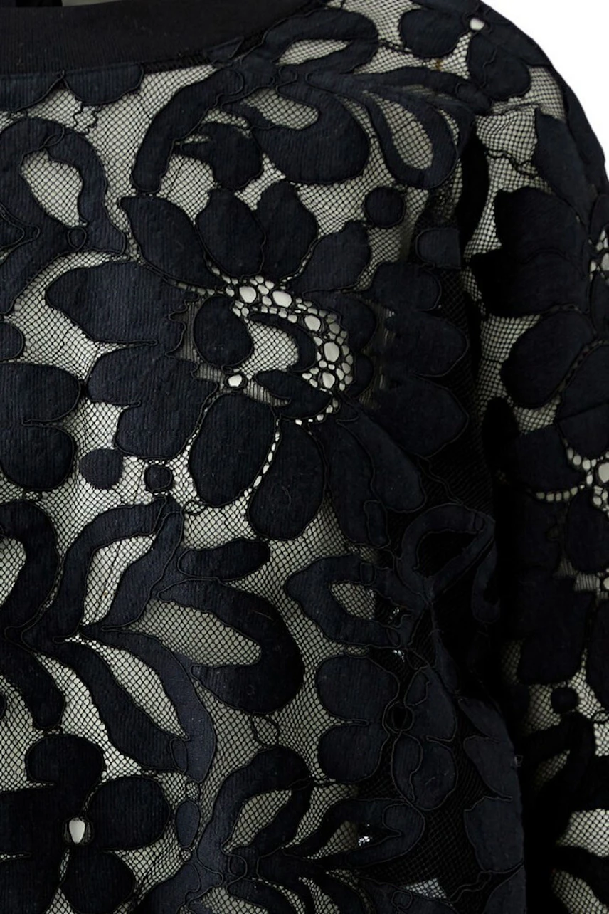 Schwarzer Damen-Pullover mit floralem Muster aus Spitze, ideal für einen stilvollen Look.