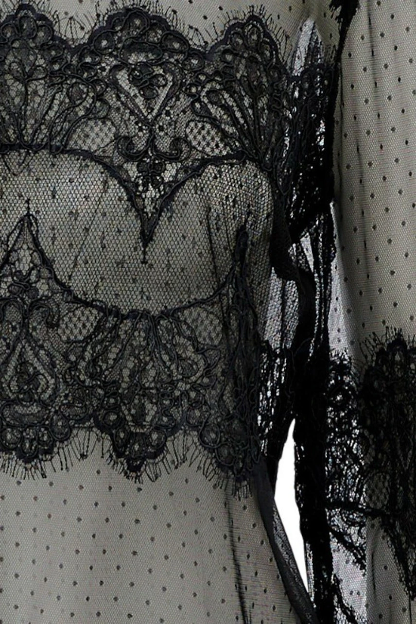Transparente Damen-Bluse: Schwarze Spitze auf zartem Stoff, feminin und stilvoll.
