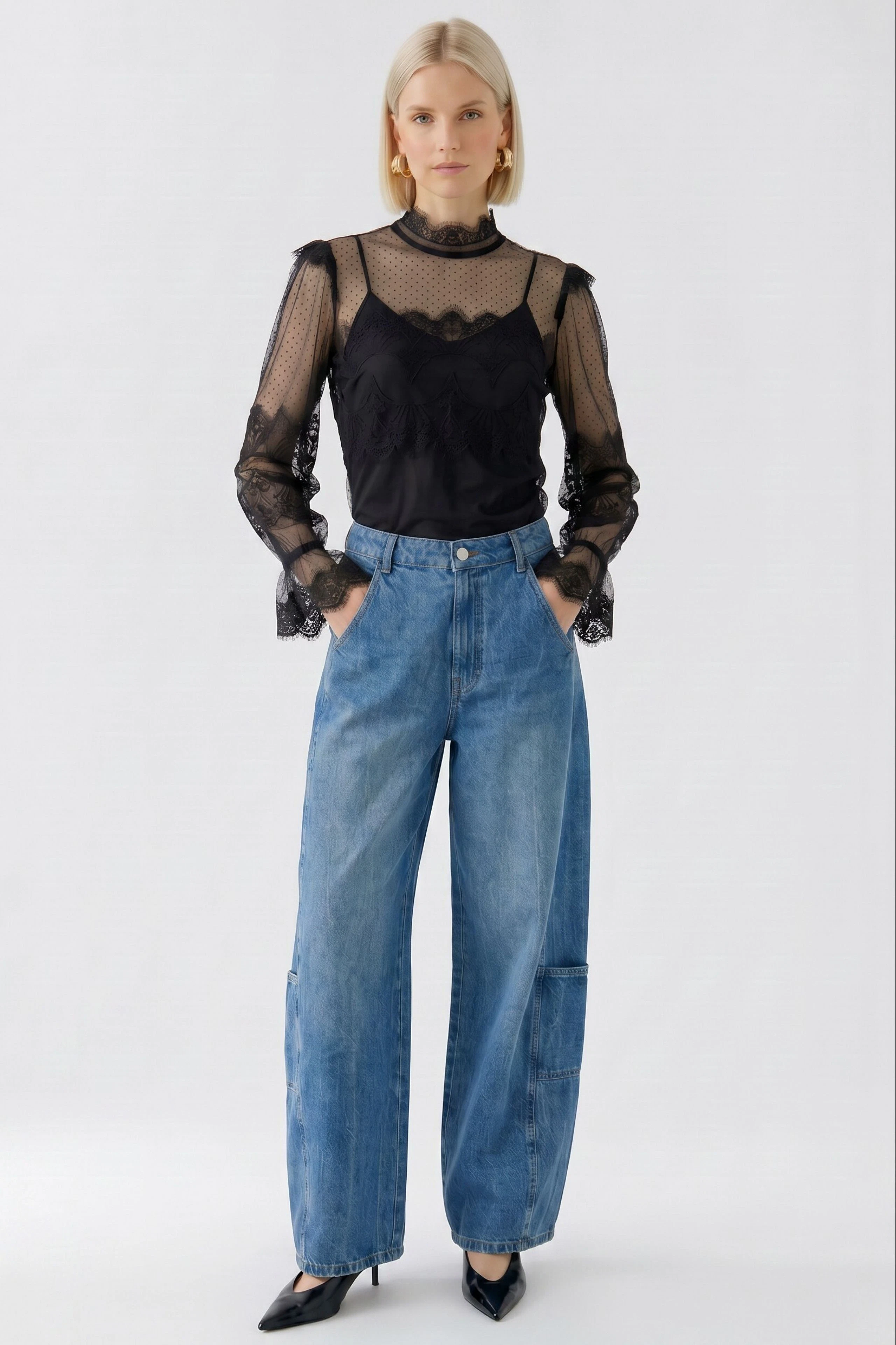 Transparente Damen-Bluse: Schwarze Spitze und Punkte, ohne Model, stilvoll und vielseitig kombinierbar.
