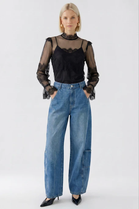 Transparente Damen-Bluse: Schwarze Spitze und Punkte, ohne Model, stilvoll und vielseitig kombinierbar.