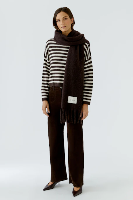 Weicher Damen-Schal: Dunkelbrauner Schal mit Fransen und Oui-Label, ideal für kühle Tage.