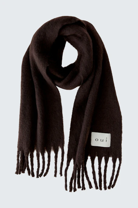 Weicher Damen-Schal: Dunkelbrauner Schal mit Fransen und Oui-Label, ideal für kühle Tage.