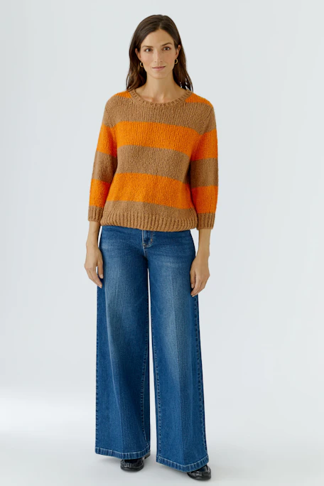 Gestreifter Damen-Pullover in Orange und Braun, ohne Model, aus weichem Strickmaterial.