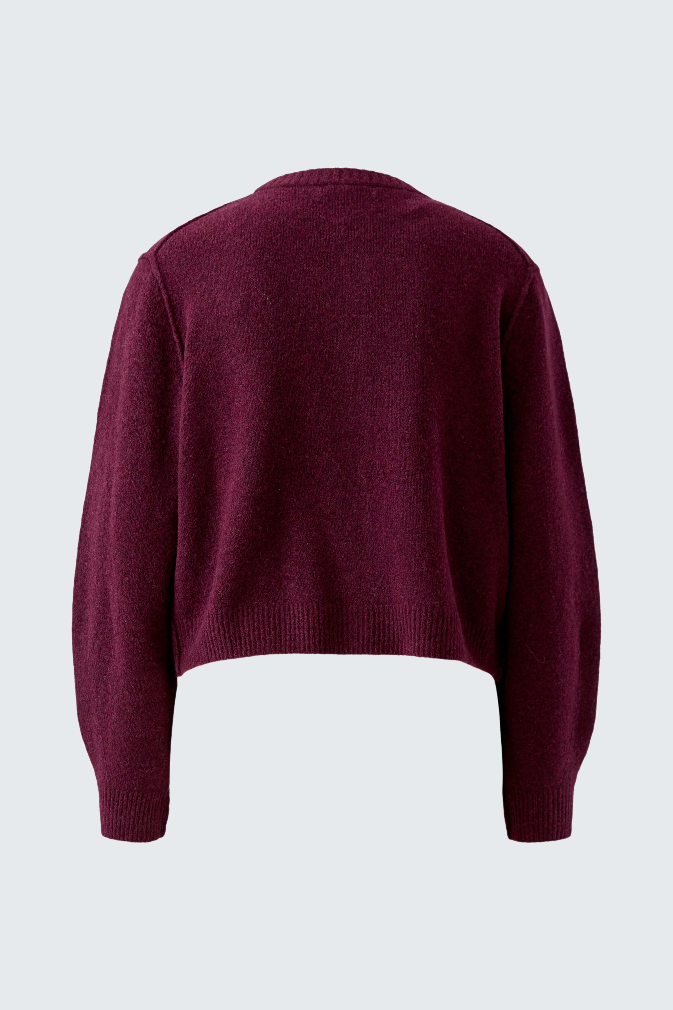 Rote Damen-Strickjacke: Rückansicht einer lässigen, kurzen Strickjacke in Bordeaux.