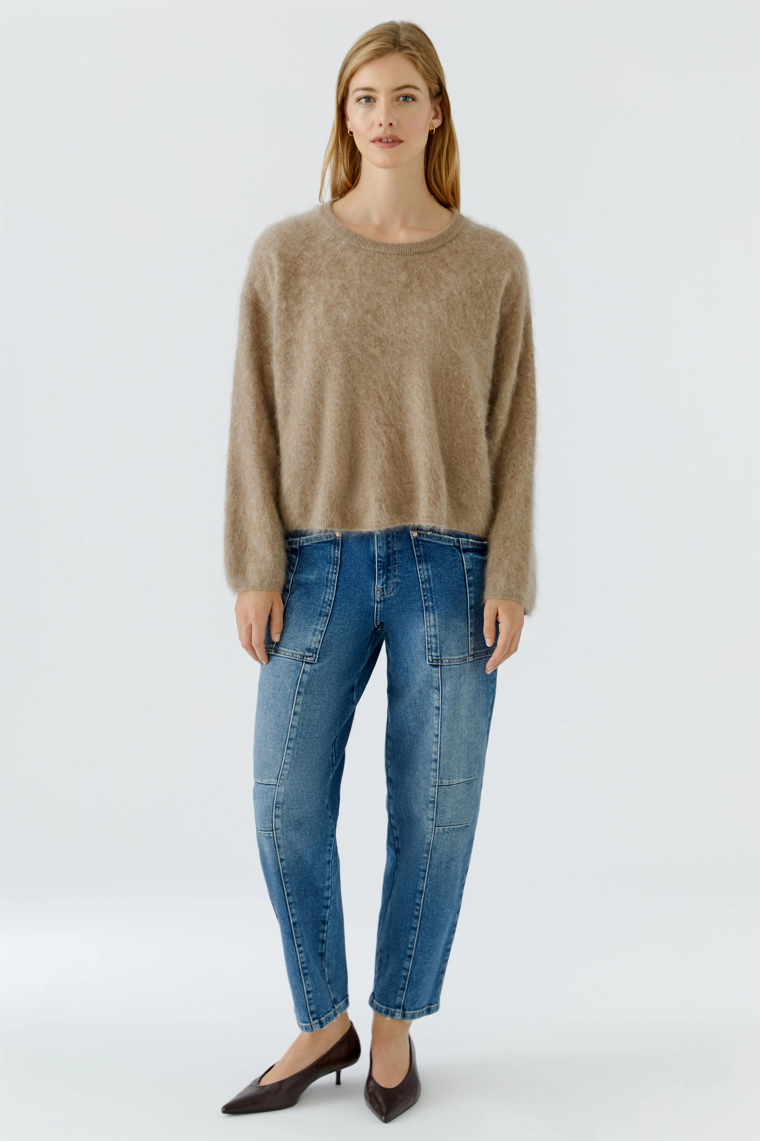 Beiger Damen-Pullover: Weicher Strickpullover ohne Model, schlicht und vielseitig kombinierbar.