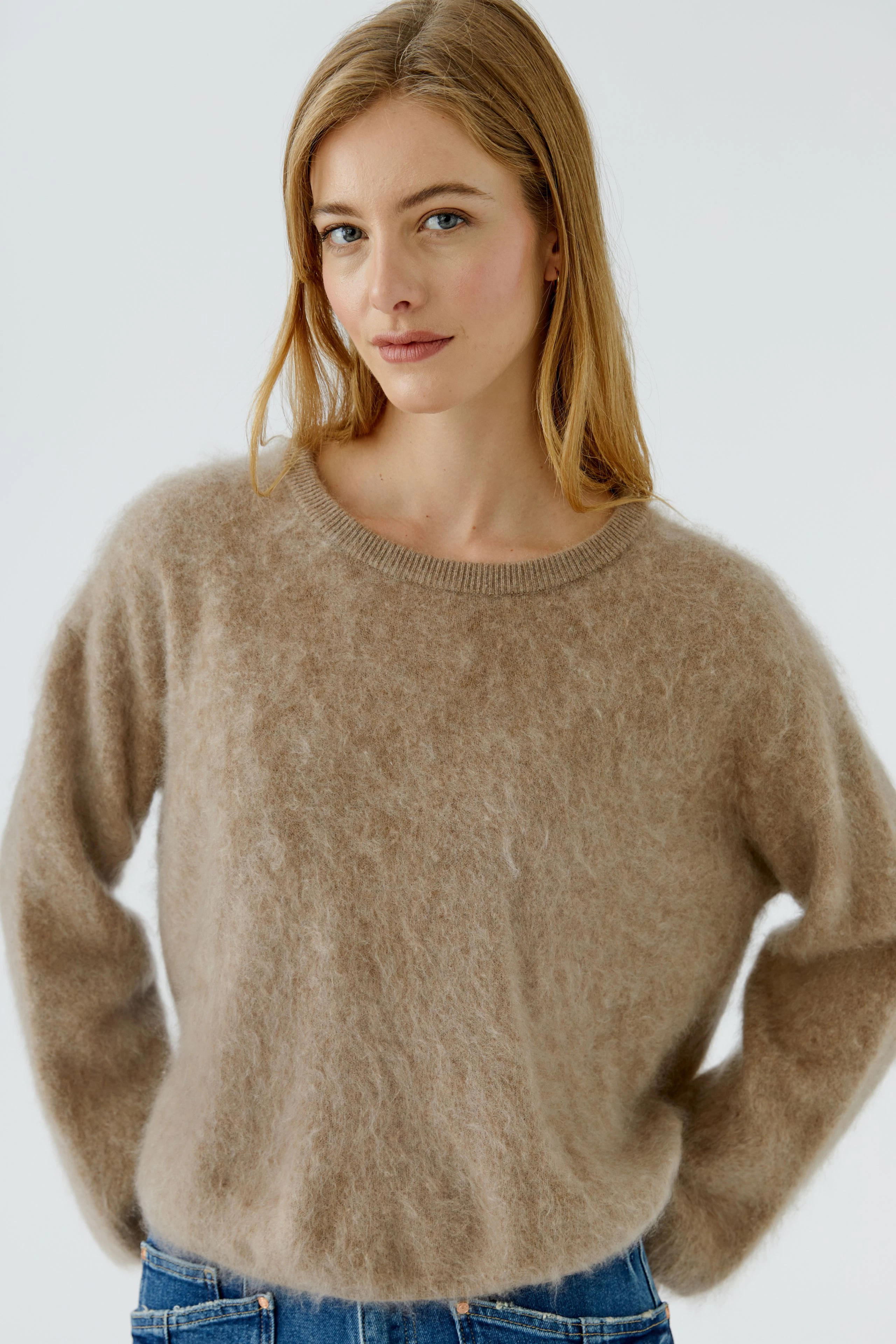 Beiger Damen-Pullover: Weicher Strickpullover ohne Model, schlicht und vielseitig kombinierbar.