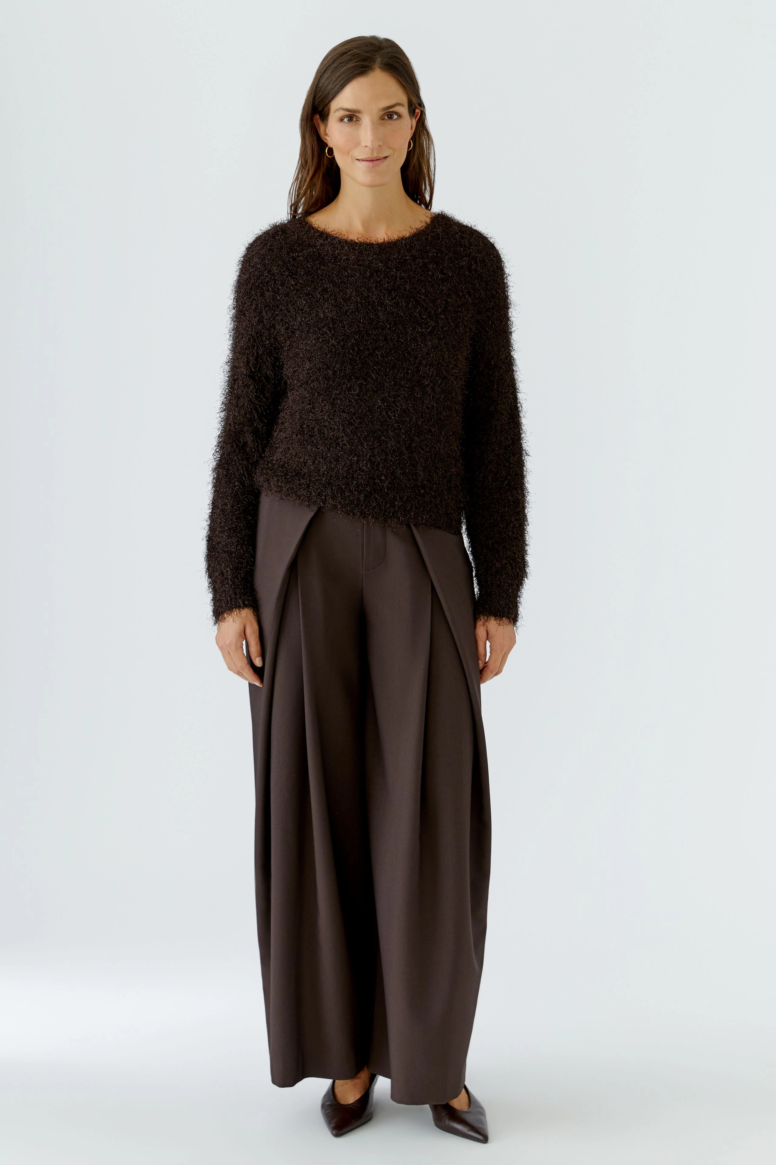 Kuscheliger Damen-Pullover in Dunkelbraun, ideal für kalte Tage. Flauschiges Material für gemütlichen Tragekomfort.