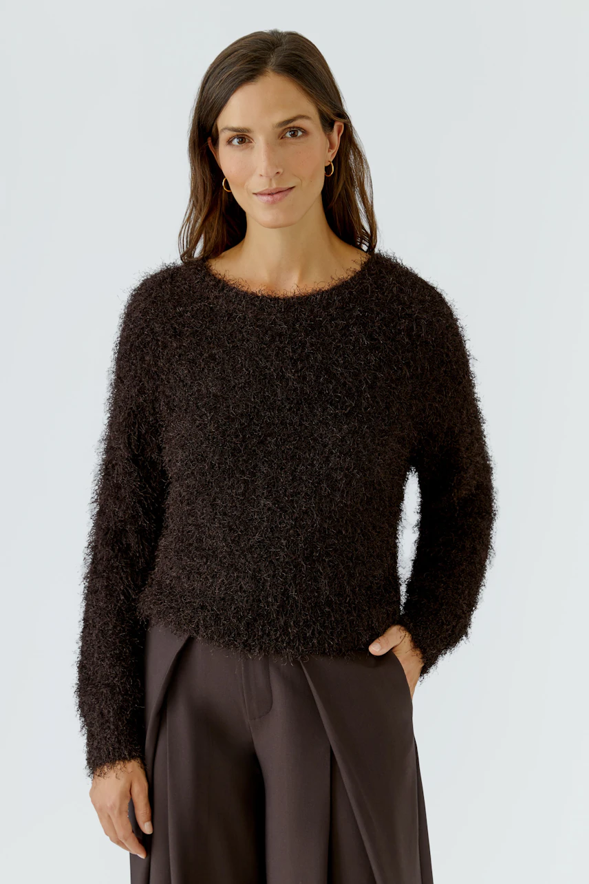 Flauschiger Damen-Pullover: Frau im braunen Pullover mit weiten Ärmeln und lässiger Passform.