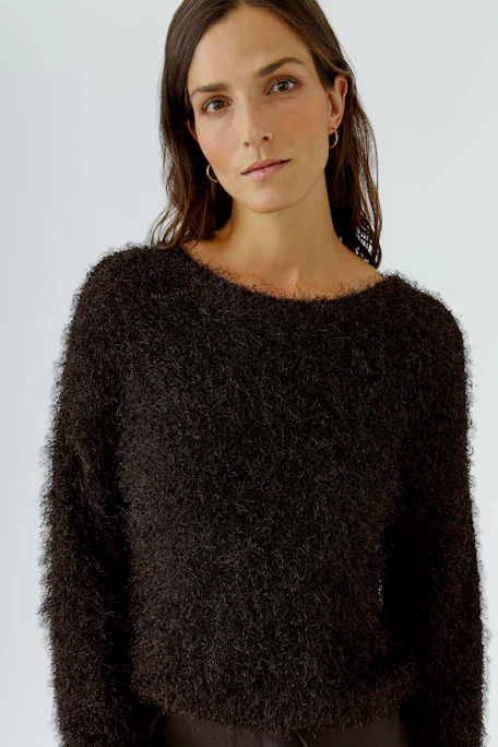 Cozy women's pullover: Soft, fluffy texture in dark brown, perfect for casual comfort.