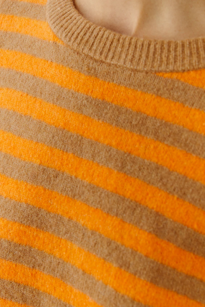 Gestreifter Damen-Pullover in Orange und Beige, Nahaufnahme des weichen Strickmaterials.