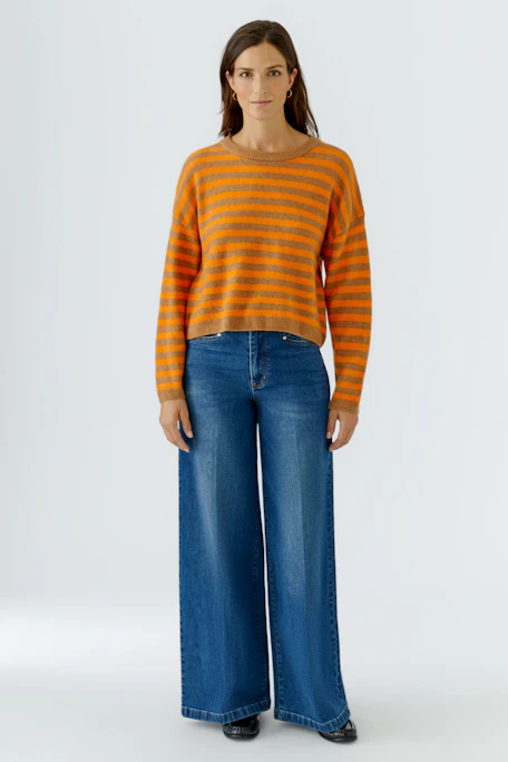 Gestreifter Damen-Pullover in Orange und Braun, lässig geschnitten, ohne Model abgebildet.
