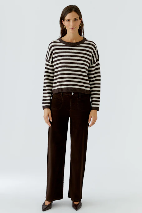 Gestreifter Damen-Pullover: Schwarz-weißer Pullover mit lockerer Passform, ideal für lässige Outfits.