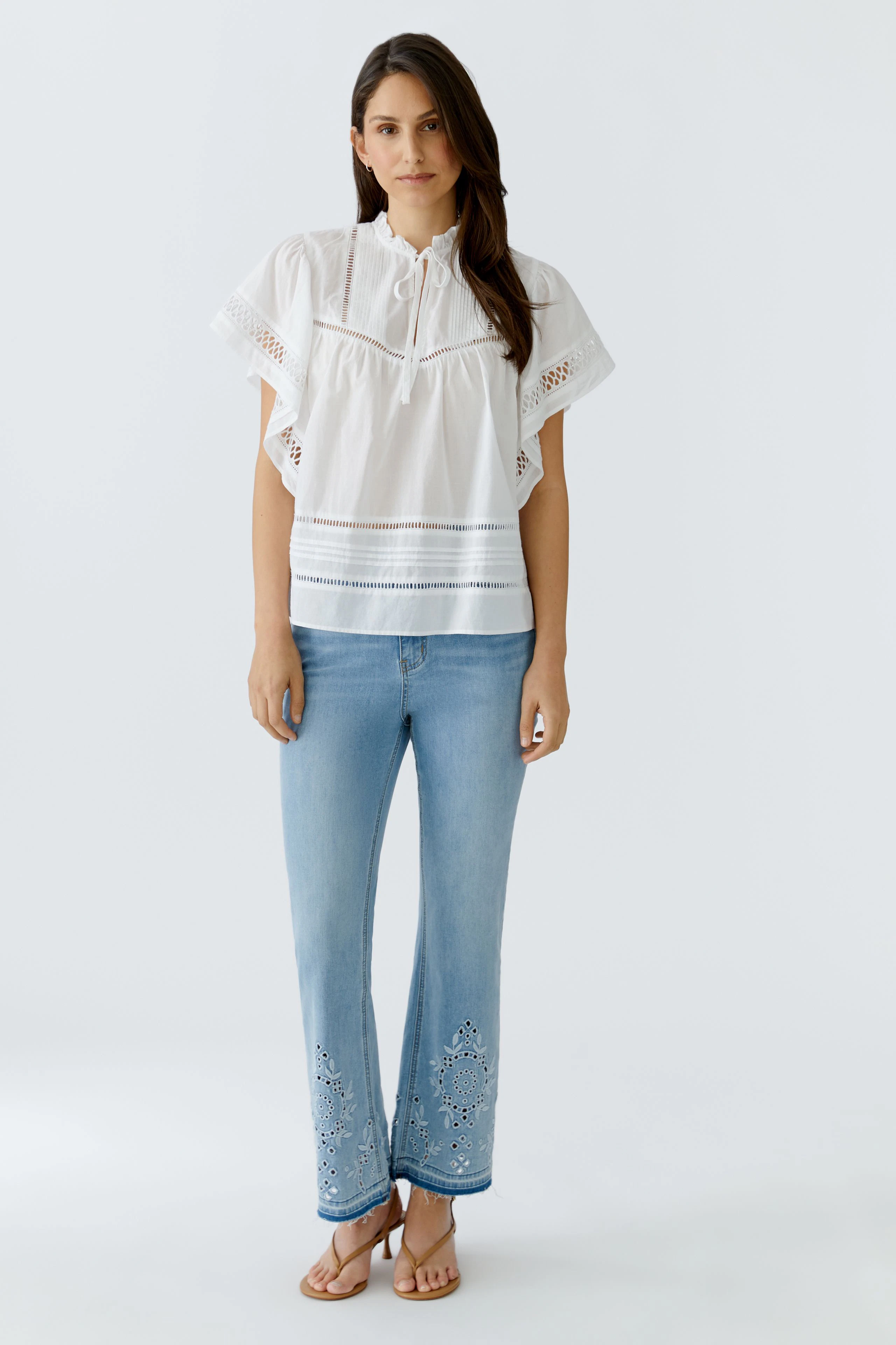 Weiße Damen-Bluse mit Spitzen-Details und lockerer Passform, perfekt für einen lässigen Look.