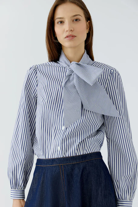 Gestreifte Schluppenbluse: Klassisches Design mit großer Schleife, perfekt für vielseitige Outfits.