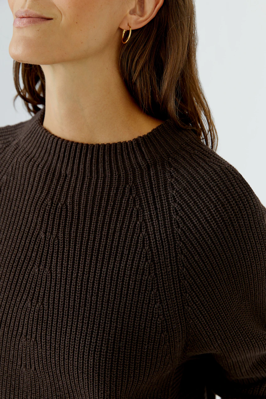 Damen-Pullover: Frau im braunen Strickpullover mit Rundhalsausschnitt, schlicht und stilvoll.