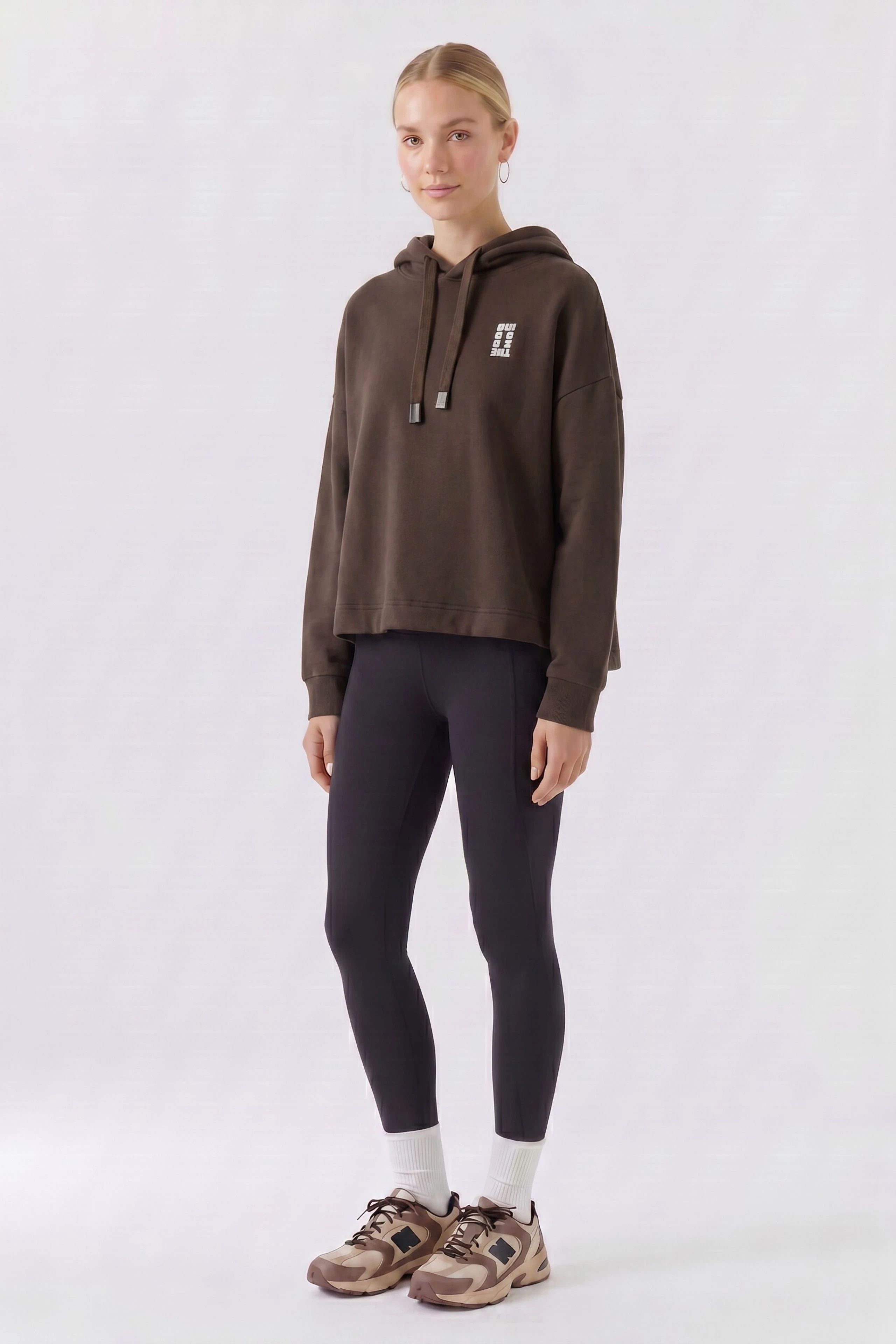 Brauner Damen-Hoodie: Bequemer Kapuzenpullover mit Kordelzug und kleinem Logo-Print auf der Brust.
