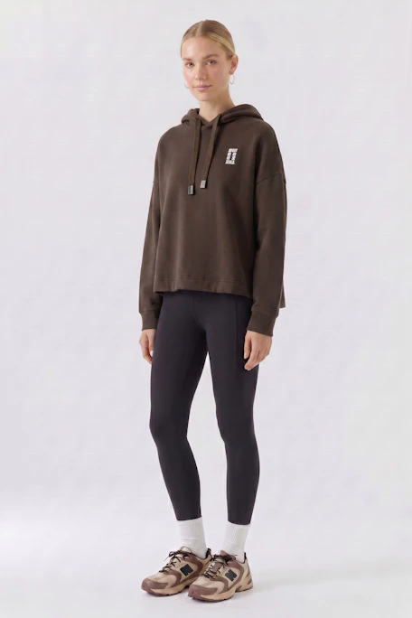 Brauner Damen-Hoodie: Bequemer Kapuzenpullover mit Kordelzug und kleinem Logo-Print auf der Brust.