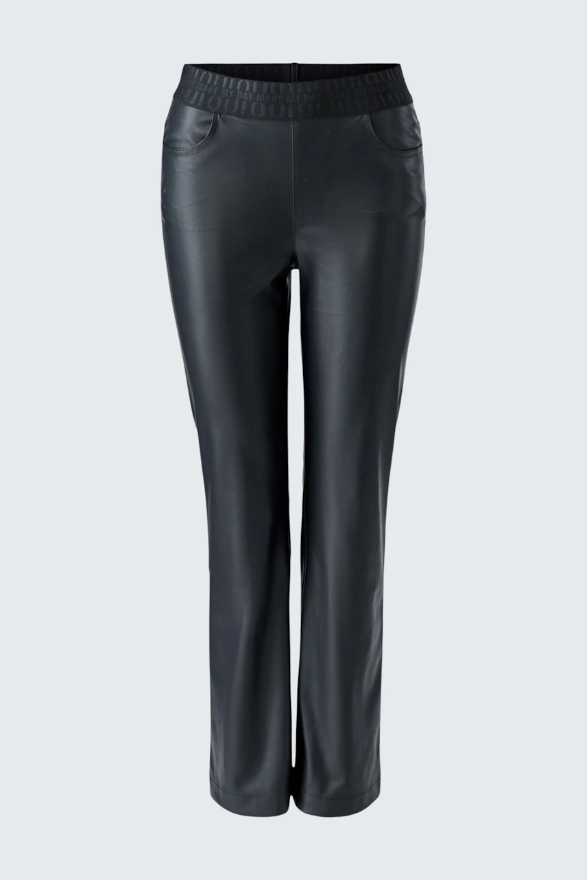 Lederimitathose: Schwarze Hose aus Lederimitat mit elastischem Bund und geradem Schnitt.