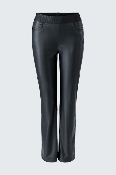 Lederimitathose: Schwarze Hose aus Lederimitat mit elastischem Bund und geradem Schnitt.