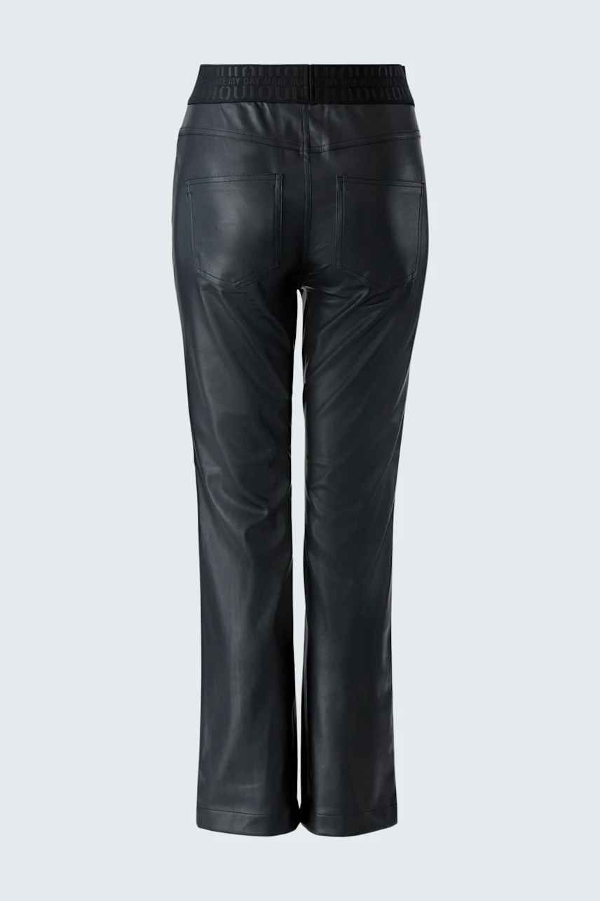 Lederimitathose: Schwarze Hose aus Lederimitat mit geradem Schnitt, ohne sichtbares Model.