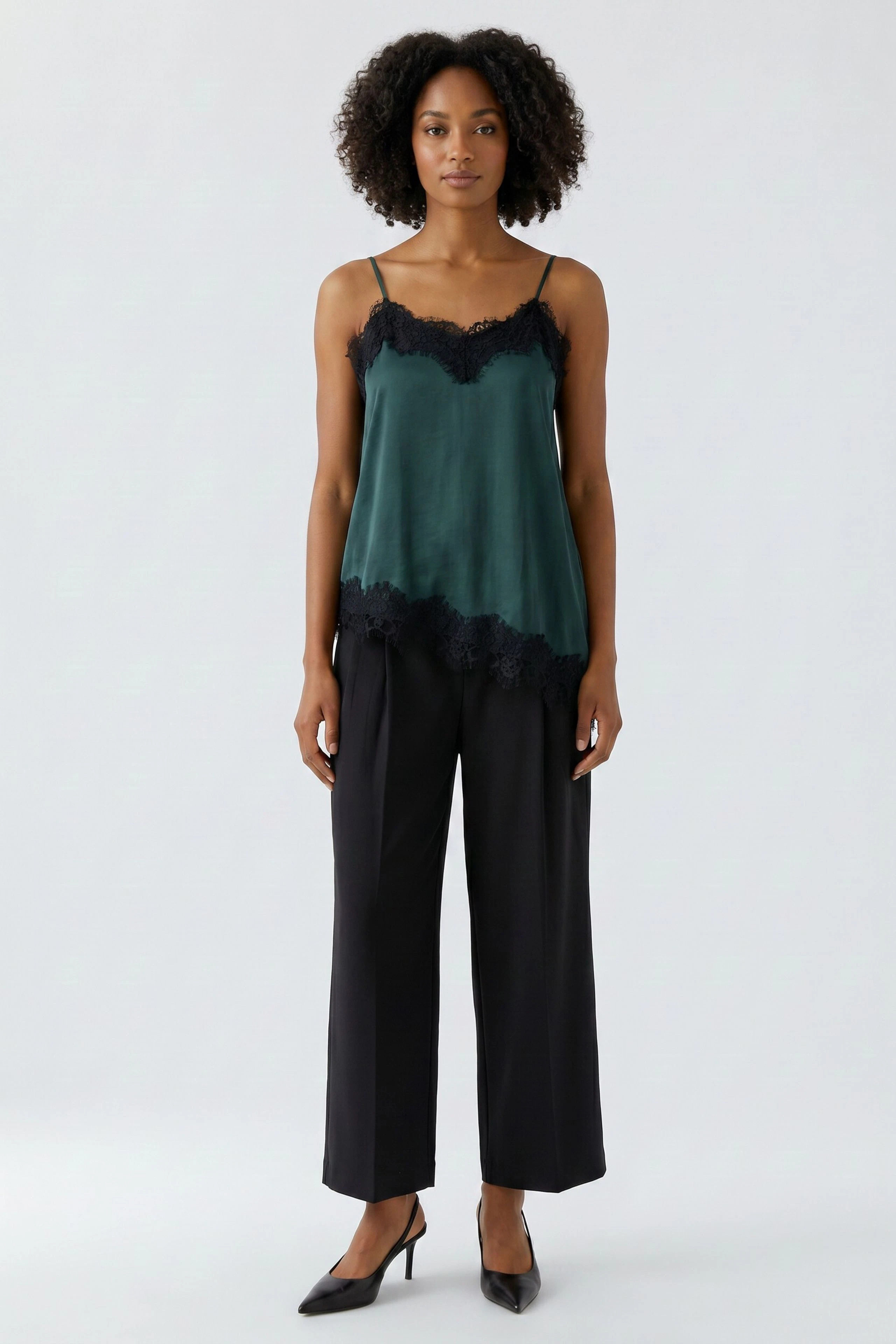 Damen-Top: Grünes Top mit schwarzer Spitze, asymmetrischer Saum. Ideal für lässige Outfits.