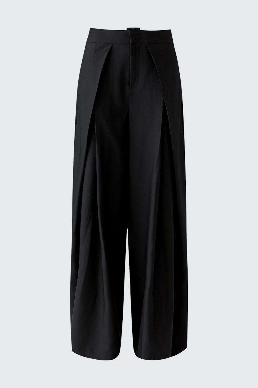 Black pleated trousers: Wide-leg design with a high waist, perfect for a chic and comfortable look.